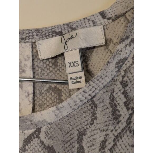 Joie ~ Size XXS ~ Rancher Irregular Snake Silk Print Top 100% Silk- Keyhole Back - Picture 6 of 10